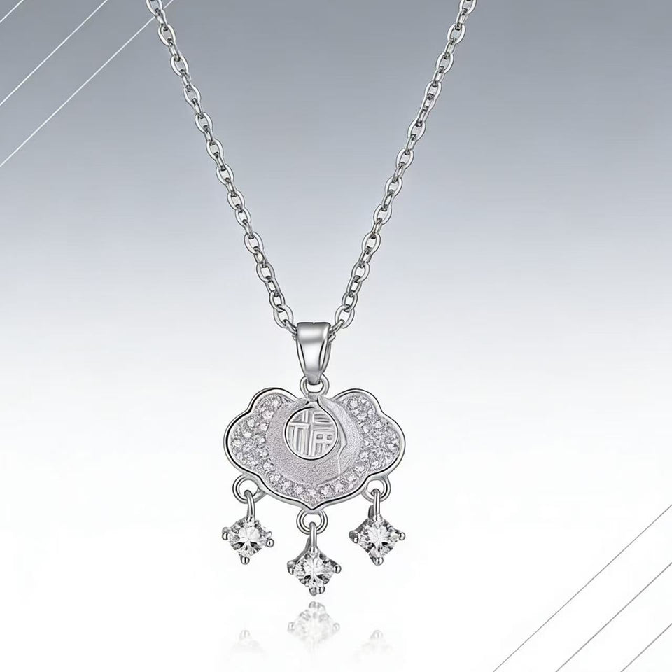 Fashionable Womens Clavicle Chain With A Heart Shaped Pendant